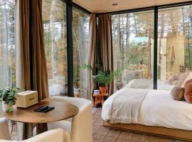 Heartleaf | Modern Lux Mirror Home | HotTub, hotel en Campton