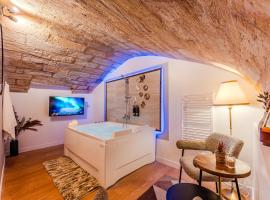 Suite d'Exception sous Voûtes avec Spa & Cinéma, hotel a Bordeus