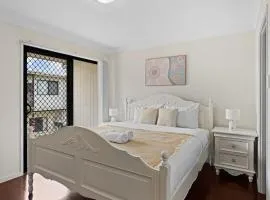 Prime Spot 3-Bed Walk to Bus Drive Anywhere Fast