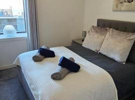 Rook View, Modern Coastal Retreat with Free Parking, hotel in Buckie