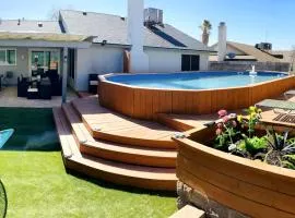 Renovated 4BR home with private pool, BBQ, ping pong & Free Parking , 20 min from strip