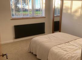 Comfortable Homestay by Earith Lakes, хотел в Earith