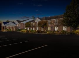 HomeTowne Studios by Red Roof East Lansing - Okemos โรงแรมในOkemos