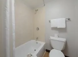 HomeTowne Studios by Red Roof San Antonio - SeaWorld Northwest