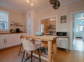 Downtown Heritage Home - 3 Bed with Backyard, Hotel in St. John's