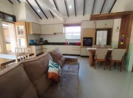 Casa Com 2 Jacuzzis Entre Mariscal E Canto Grande