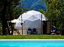 Glamping Domo Tinaja y Piscina Climatizada, camping de luxo em Molina