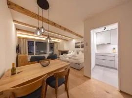 New Premium Studio with Fireplace, Pool & Sauna