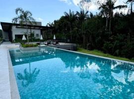 Refúgio próximo ao Rio Negro c/ Piscina e Natureza, hotel in Manaus