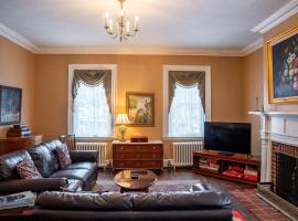 Historic 98 Fire Pit Game Room & Dog Friendly, hotel a Geneva