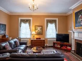 Historic 98 Fire Pit Game Room & Dog Friendly