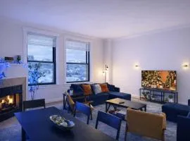 Spacious Loft with Fireplace - near CSU, Playhouse, Progressive field, R&R Hall of Fame with Gym & Sauna and Sleeps 12