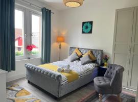 Entire Pet Friendly Apartment Self Check In, hotel in Fife