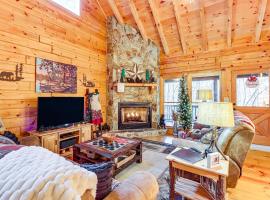 Game Room and Hot Tub! Family Cabin in Blue Ridge, hotel i Blue Ridge