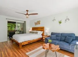 NEW Moana Retreat Studio AC, Hot Tub & Kitchenette