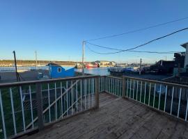 Residence Bourgeois - waterfront property in the heart of Cheticamp，榭提貢的飯店