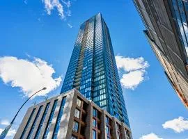 Panoramic Horizon Condo - Downtown Montreal with Pool and Parking