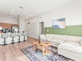 Riviere 3BR Apartment Stylish King Family Pets Friendly Pool & Gym Near Epic Universe