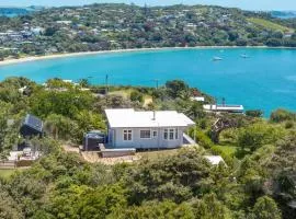 Pat's Bach - Elevated Bay Views Over Little Oneroa