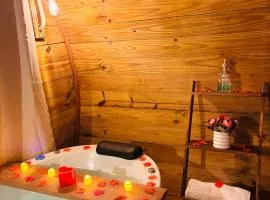 Cabana com banheira em formato de barril