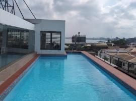 Cellar Vine Rooftop Pool Gym Luxury PS5 Exclusive, hotel a Bamgbose