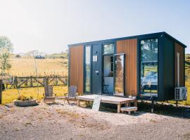 Stone Cabin by Tiny Away, hotel en Huiroa