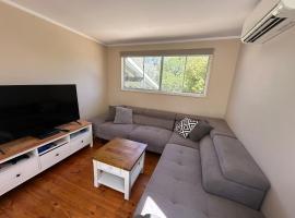 Canberra Hospital Locum Welcome Entire Family Home，Phillip的飯店