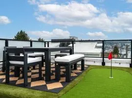 Lux Townhome With Parking and Rooftop Putting Green