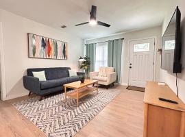 Cozy Modern 3BR Escape - Sanford, hotel i Sanford
