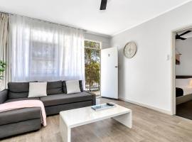 Walk to Beach And Cafes Near City And Airport: West Beach şehrinde bir otel