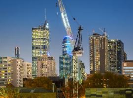 Melbourne Romantic Zen Oasis or Skyline Suite, hotel din Melbourne