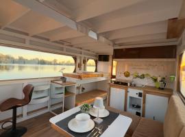 Hausboot in Berlin, festliegend im Yachthafen Schmöckwitz, mit Heizung โรงแรมในเบอร์ลิน