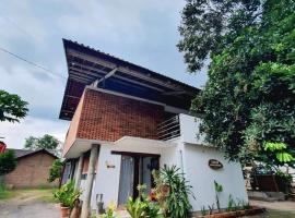 Omah Jamblangan, hótel í Cebongan