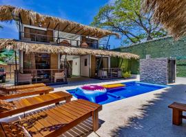 Shark Town Mal Pais, hotel in Santa Teresa Beach