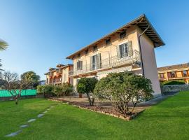 Villino Maria private garden&relax - Happy Rentals, hotel a Angera