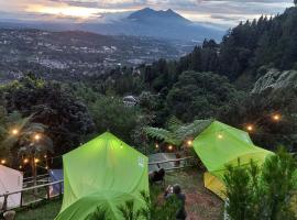 Zoya Hills Glamping，位于Pondok Cipaseban的豪华帐篷
