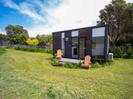 The Coast 2 by Tiny Away, ξενοδοχείο σε Birchfield