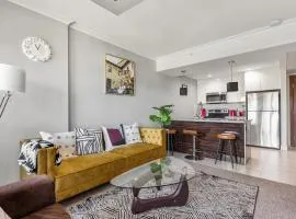 Stylish & Romantic Riverside Stay in Downtown