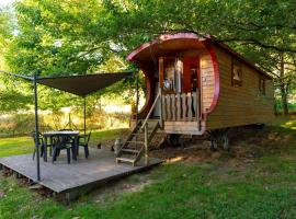 Roulotte La Vert-Dîne, hotel i Saint-Pardoux