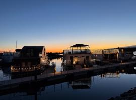 5-star houseboat of 125 m2 with its own bathing jetty, hotel in Nykøbing Sjælland