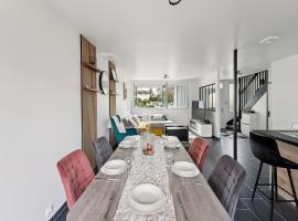 Chic house with a master suite, parking, terrace, and garden, hotel en Herblay