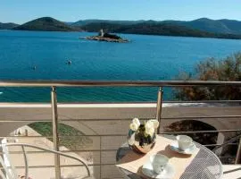 Cozy Apartment In Klek With House Sea View