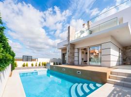 Villa de Sol in Los Alcazares with 4 bedrooms, private swimming pool, sauna and jacuzzi.，位于洛斯阿尔卡萨雷斯的酒店