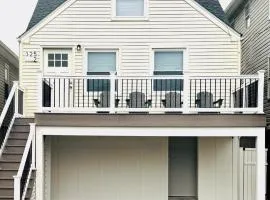 Beautiful renovated 2 Bedroom 2nd floor Condo 2 blocks to the beach and bay