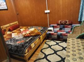 Milestone cafe and homestay, &xi;&epsilon;&nu;&omicron;&delta;&omicron;&chi;&epsilon;ί&omicron; &kappa;&omicron;&nu;&tau;ά &sigma;&tau;&omicron; &Alpha;&epsilon;&rho;&omicron;&delta;&rho;ό&mu;&iota;&omicron; Kullu&ndash;Manali - KUU, Malāna