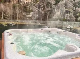 Aurora Bliss - Fjordfront Jacuzzi & Sauna near Bergen