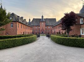 Schloss Adolphsburg im Sauerland, Hotel in Oberhundem