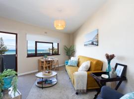 Beach Front Retreat in Fish Hoek，位于钓鱼镇的酒店