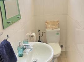 Luxury Two-Bedroom Townhome Available for rent, hotel i Madina