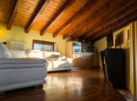 Openspace Attic Apartment with terrace, Wi-Fi، فندق في سارونّو